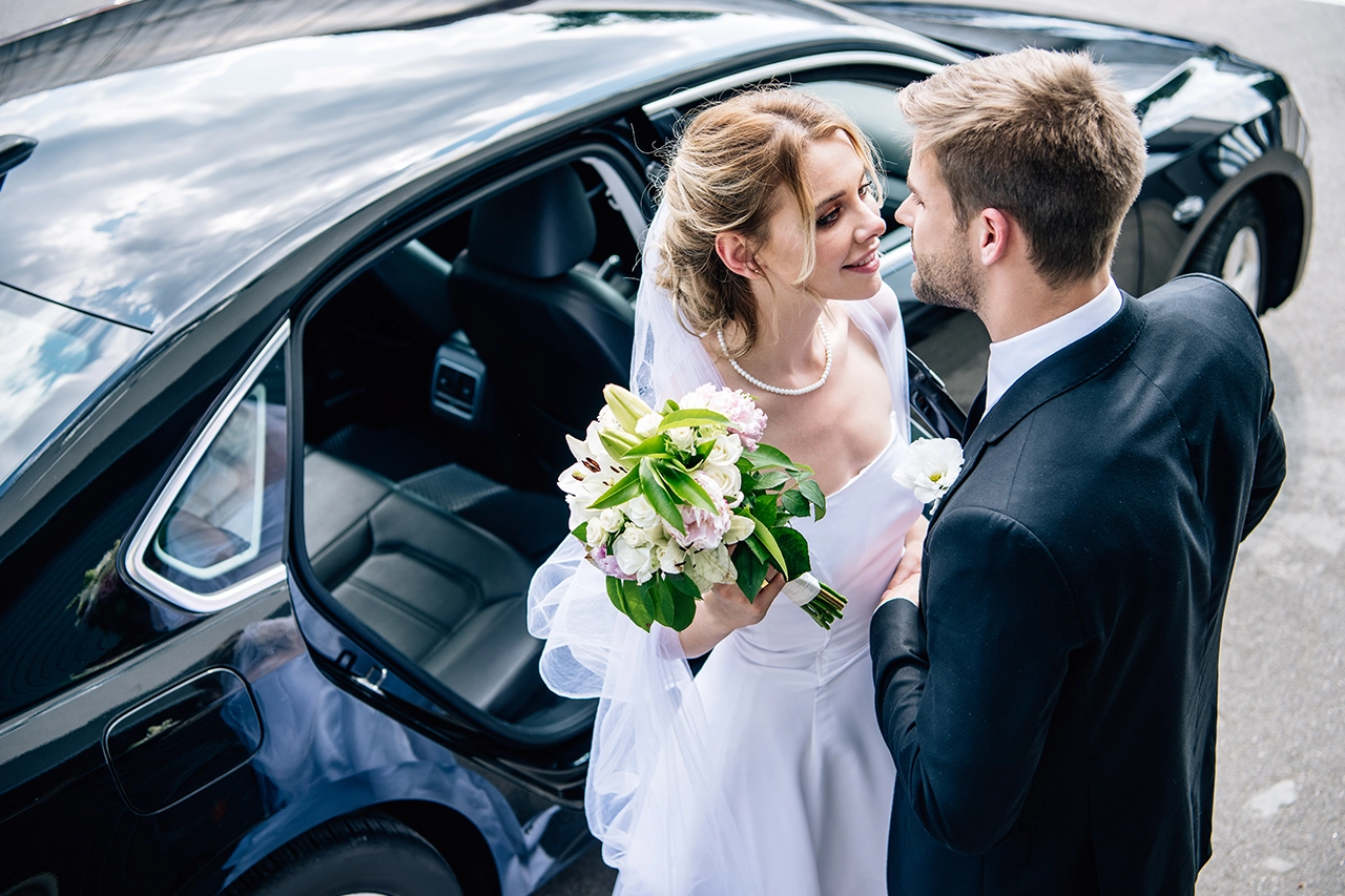 Luxury wedding limo service | Top Class Chauffeurs, bride and groom, wedding car hire